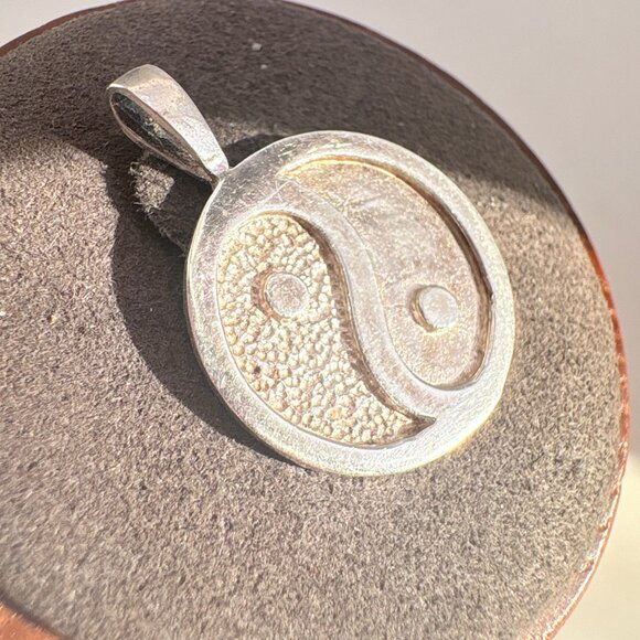 VTG Solid Sterling Silver 925 Yin Yang Design Circle Pendant Size 1" Length - Picture 2 of 9